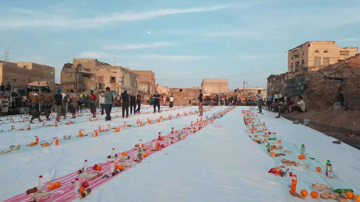 الخلية الإنسانية تنظم مشروع الإفطار الجماعي الخامس في مديرية المخا