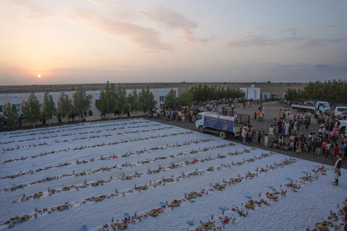 بدعم الخلية الإنسانية.. إفطار جماعي لأبناء عزلة المشالحة بالمخا يعزز التلاحم المجتمعي