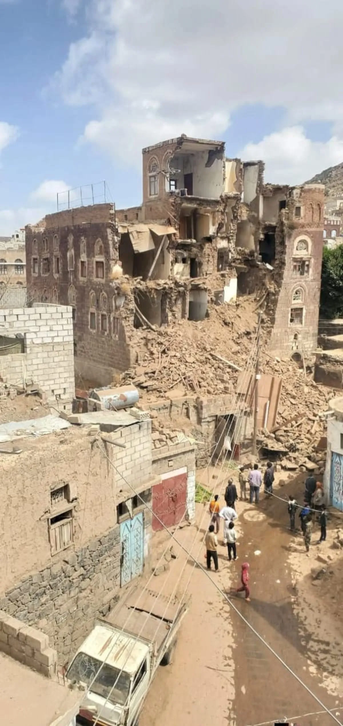 بسبب الإهمال.. انهيار مبنى "إدارة المديرية" التاريخي في مدينة يريم بمحافظة إب