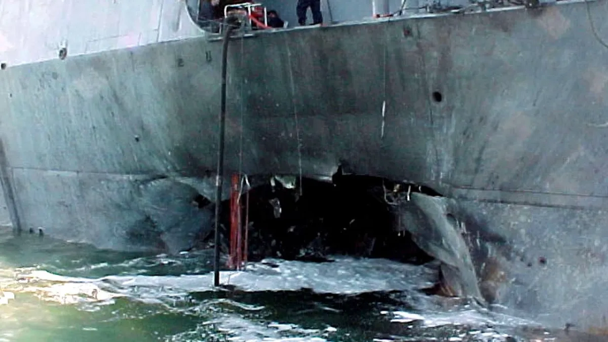 ترامب يتهم إيران بالضلوع في الهجوم على المدمرة الأمريكية يو إس كول بميناء عدن