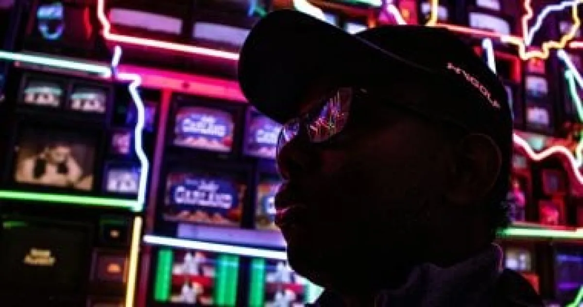 تحقيق صادم: روبوتات الذكاء الاصطناعي توجه المستخدمين لكازينوهات غير قانونية