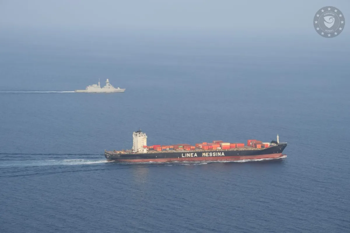 أسبيدس: فرقاطة إيطالية تؤمّن عبور السفن التجارية في البحر الأحمر