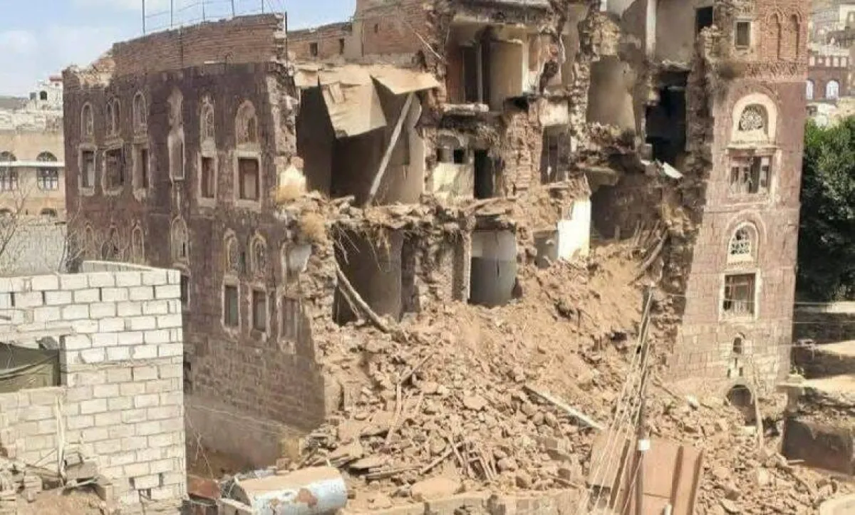 مليشيا الحوثي تختطف مصورًا بعد توثيقه انهيار مبنى أثري في إب