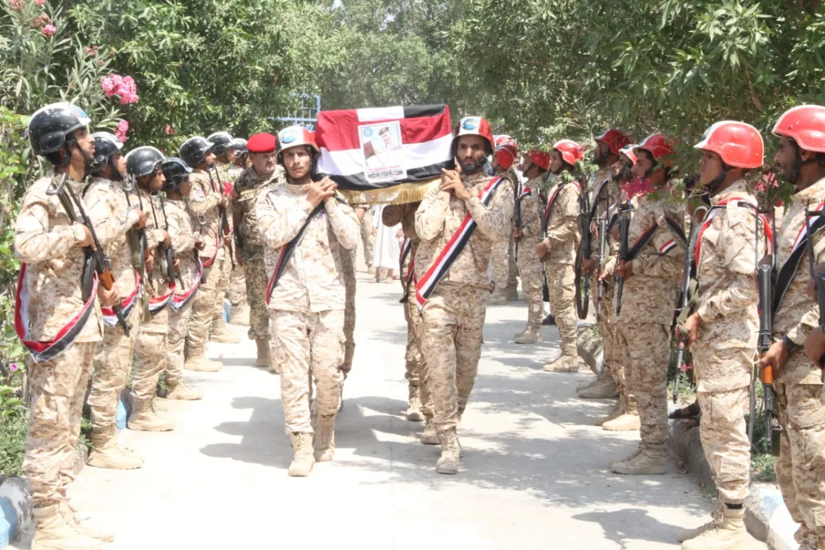 فيديو| بتشييع شعبي ورسمي.. المقاومة الوطنية تودع الشهيد القفاز