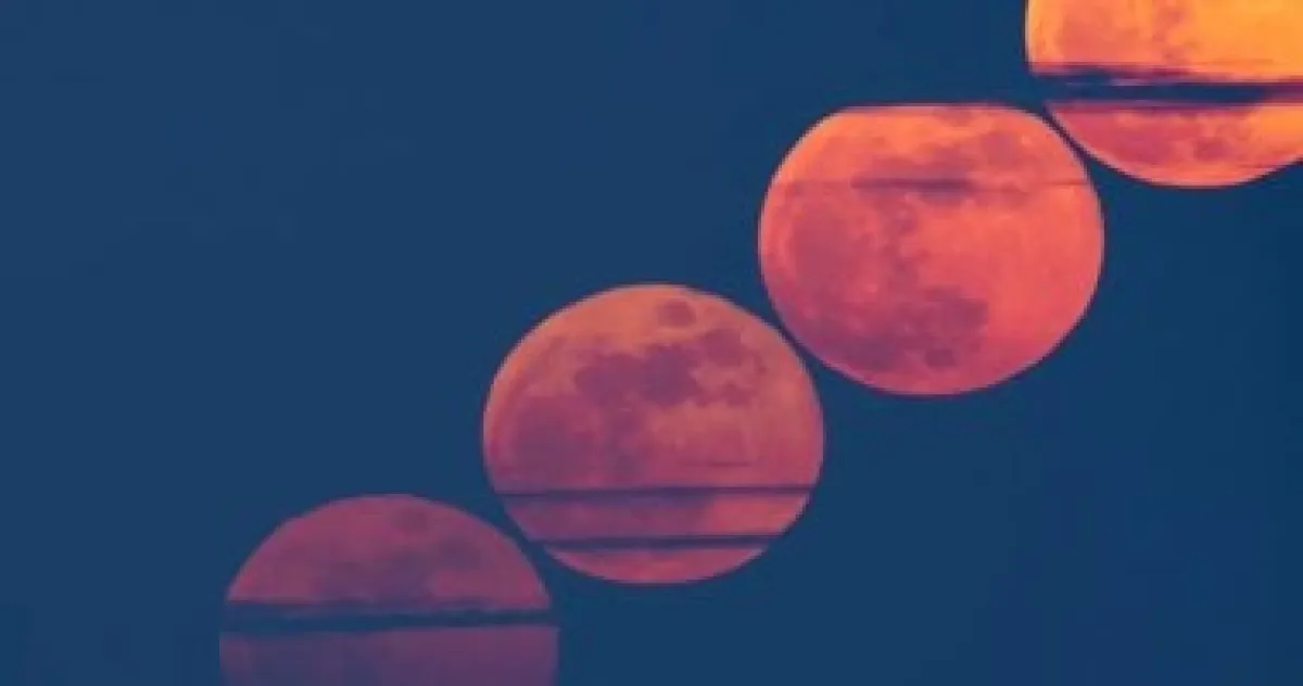 قمر "الدودة" الأحمر: صورة فلكية ساحرة بعد خسوف مارس