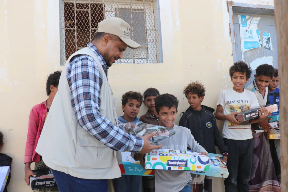 الخلية الإنسانية تواصل توزيع كسوة العيد لـ5500 طفل في مديريات الحديدة المحررة