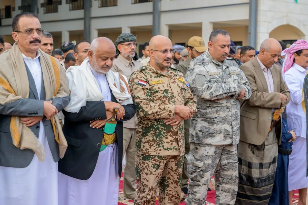 طارق صالح يؤدي صلاة عيد الفطر مع جموع المواطنين في الساحل الغربي