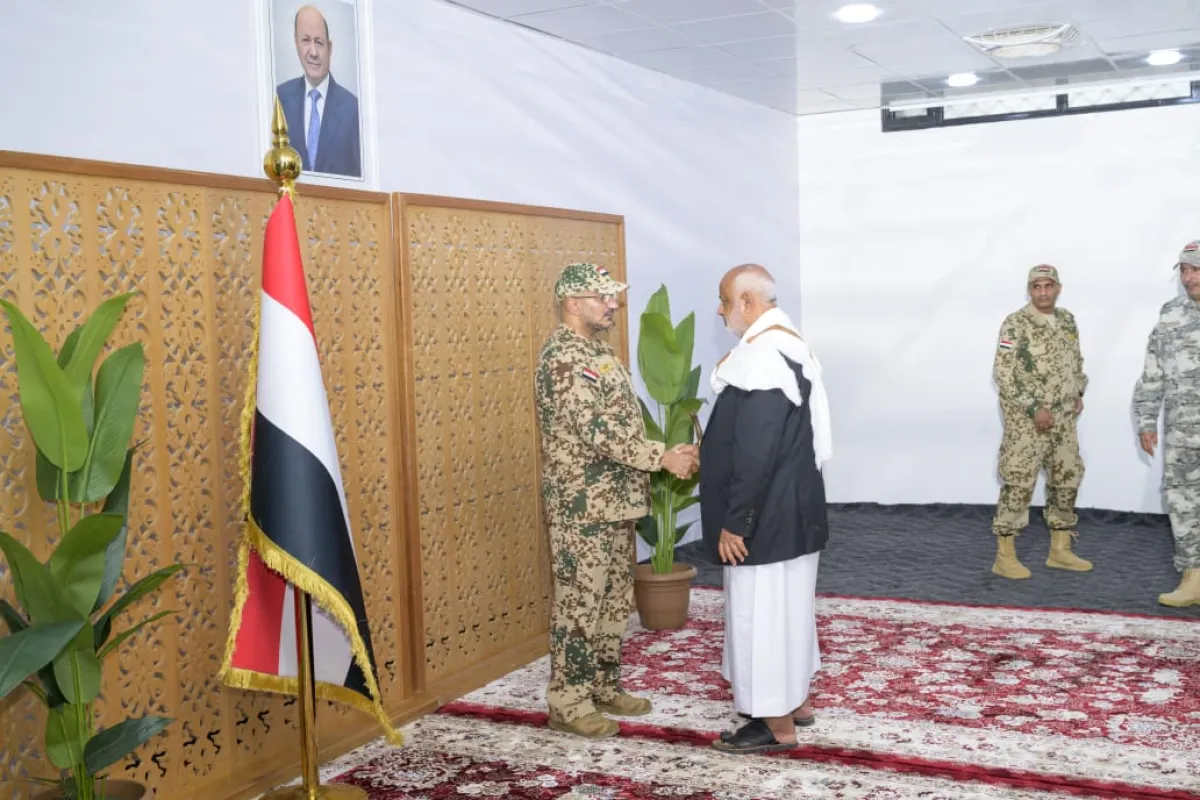 صور| نائب رئيس مجلس القيادة يستقبل جموع المهنئين بعيد الفطر في المخا