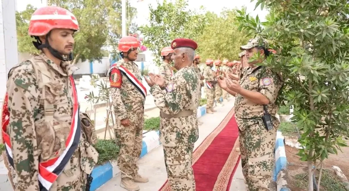 فيديو| لبوزة يضع إكليلًا من الزهور على فردوس شهداء المقاومة الوطنية