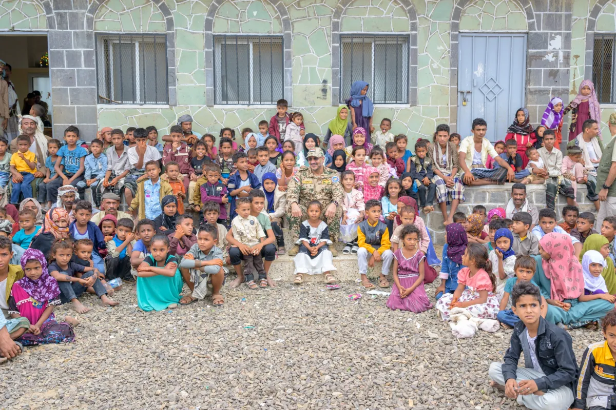 صور| طارق صالح يشارك أطفال ريف المخا بهجة العيد