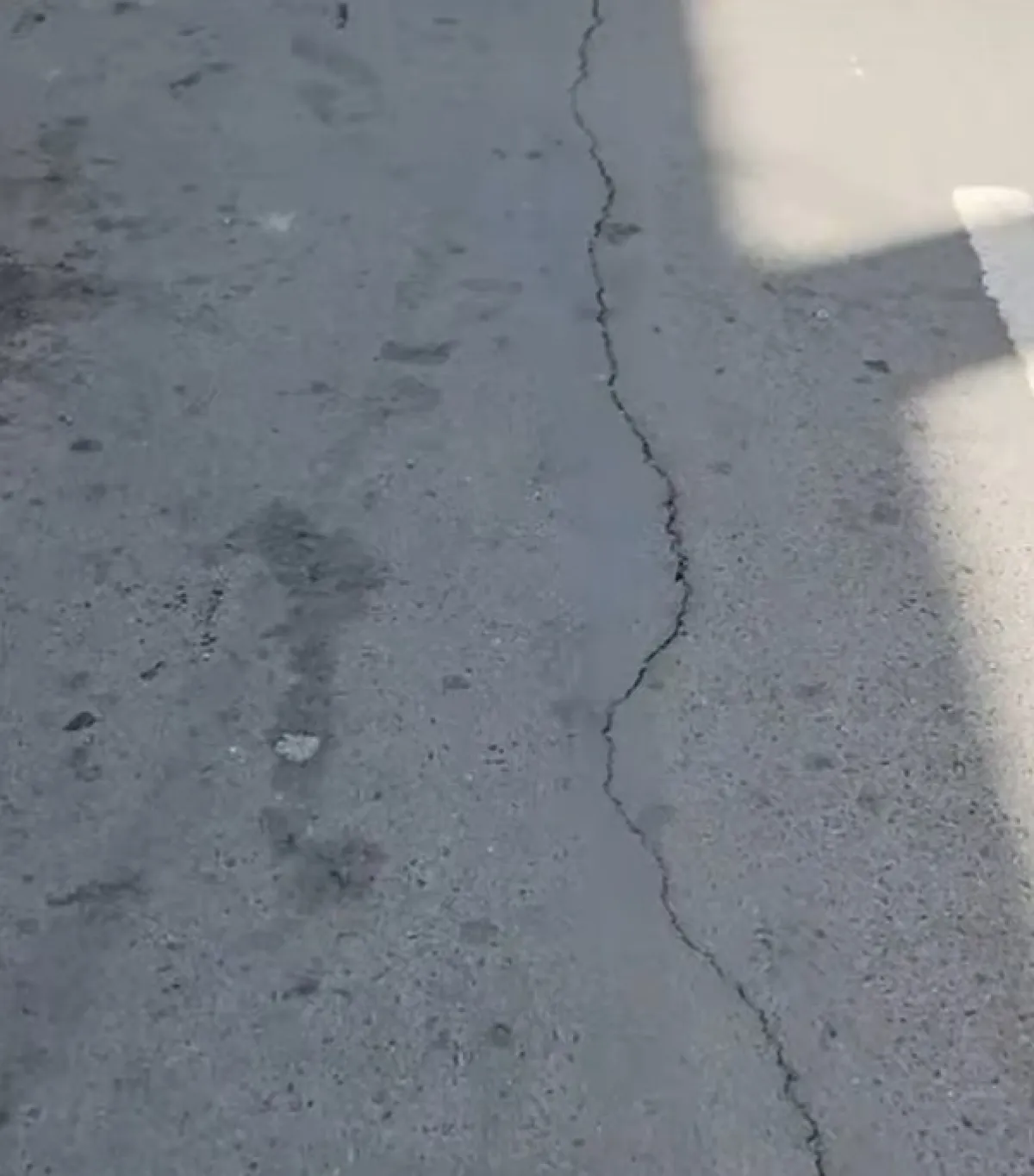 جدل في تعز بعد أضرار لحقت بطرقات حديثة الصيانة جراء الأمطار