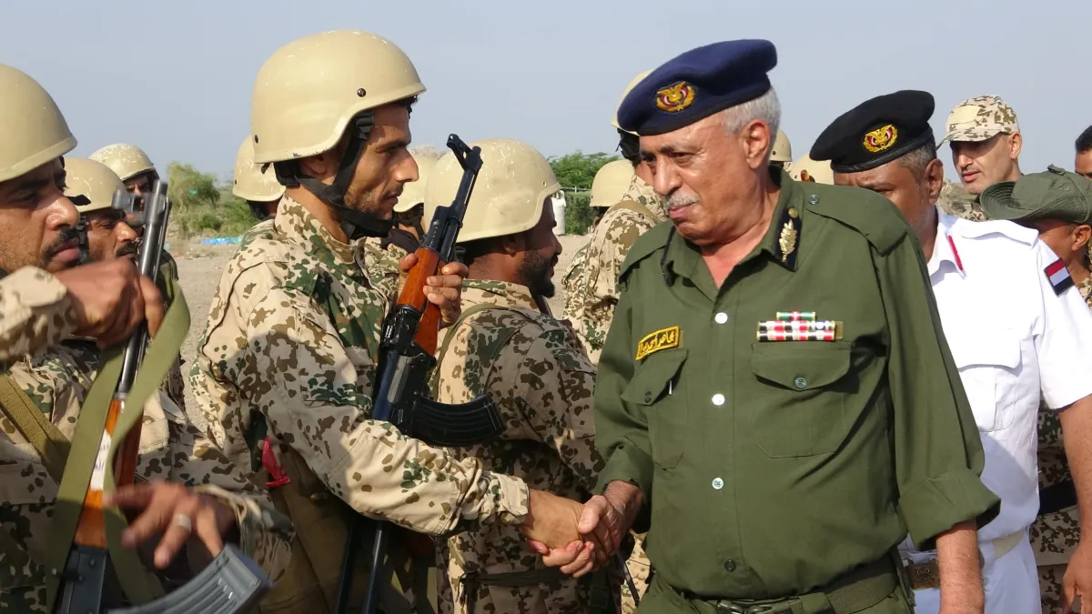 قائد قطاع أمن الساحل الغربي يعايد أبطال اللواء الثاني مشاة بحري