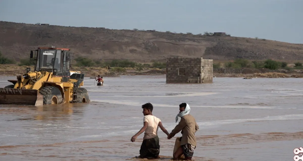 السلطة المحلية بالمخا تعلن المديرية منطقة منكوبة جراء المنخفض الجوي