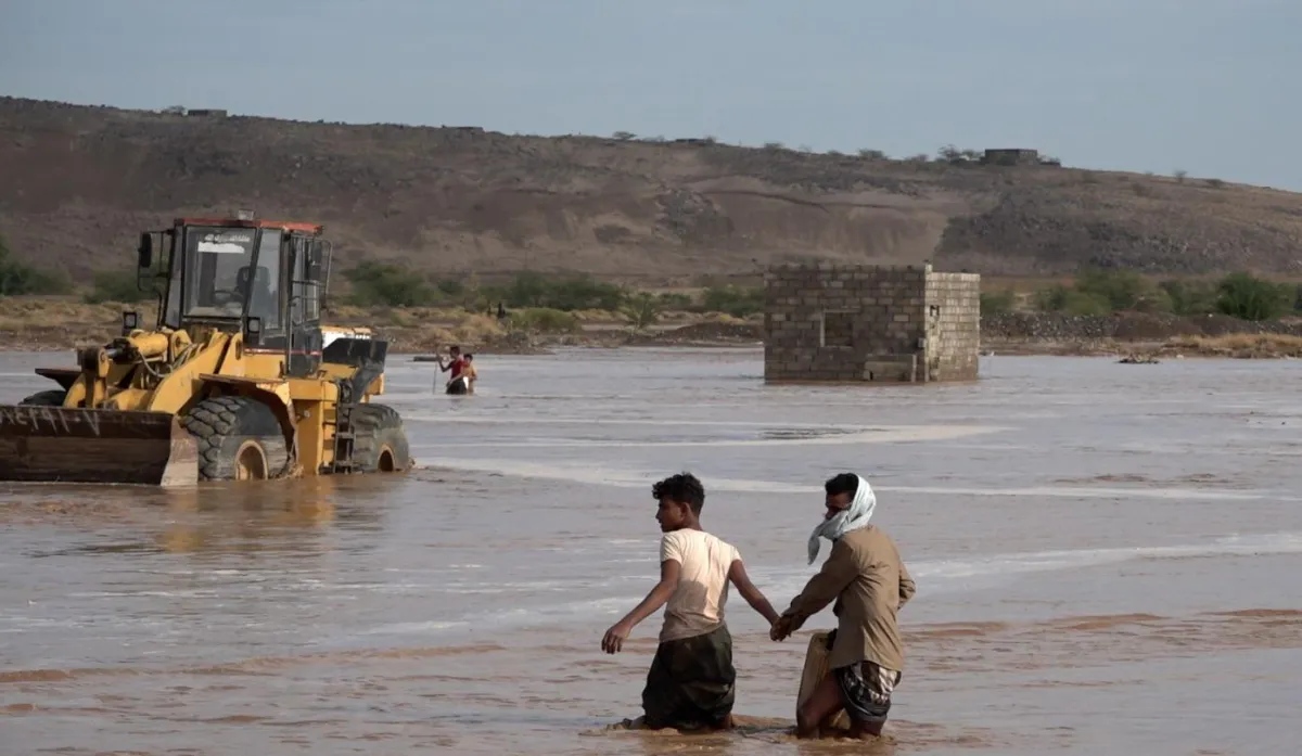 السلطة المحلية بالمخا تعلن المديرية منطقة منكوبة جراء المنخفض الجوي