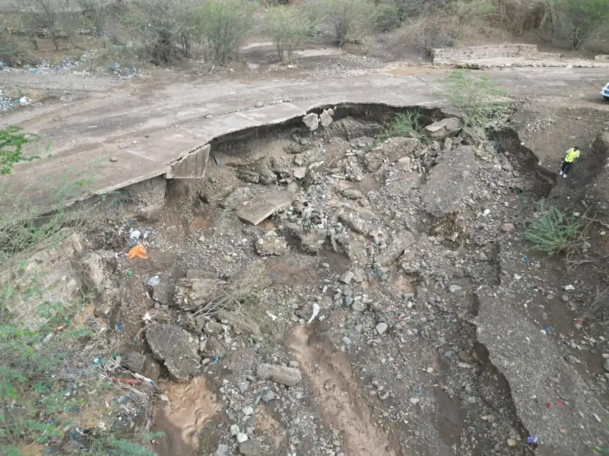 صندوق صيانة الطرق يباشر أعمال إصلاح جسر الكازمية على خط تعز - المخا