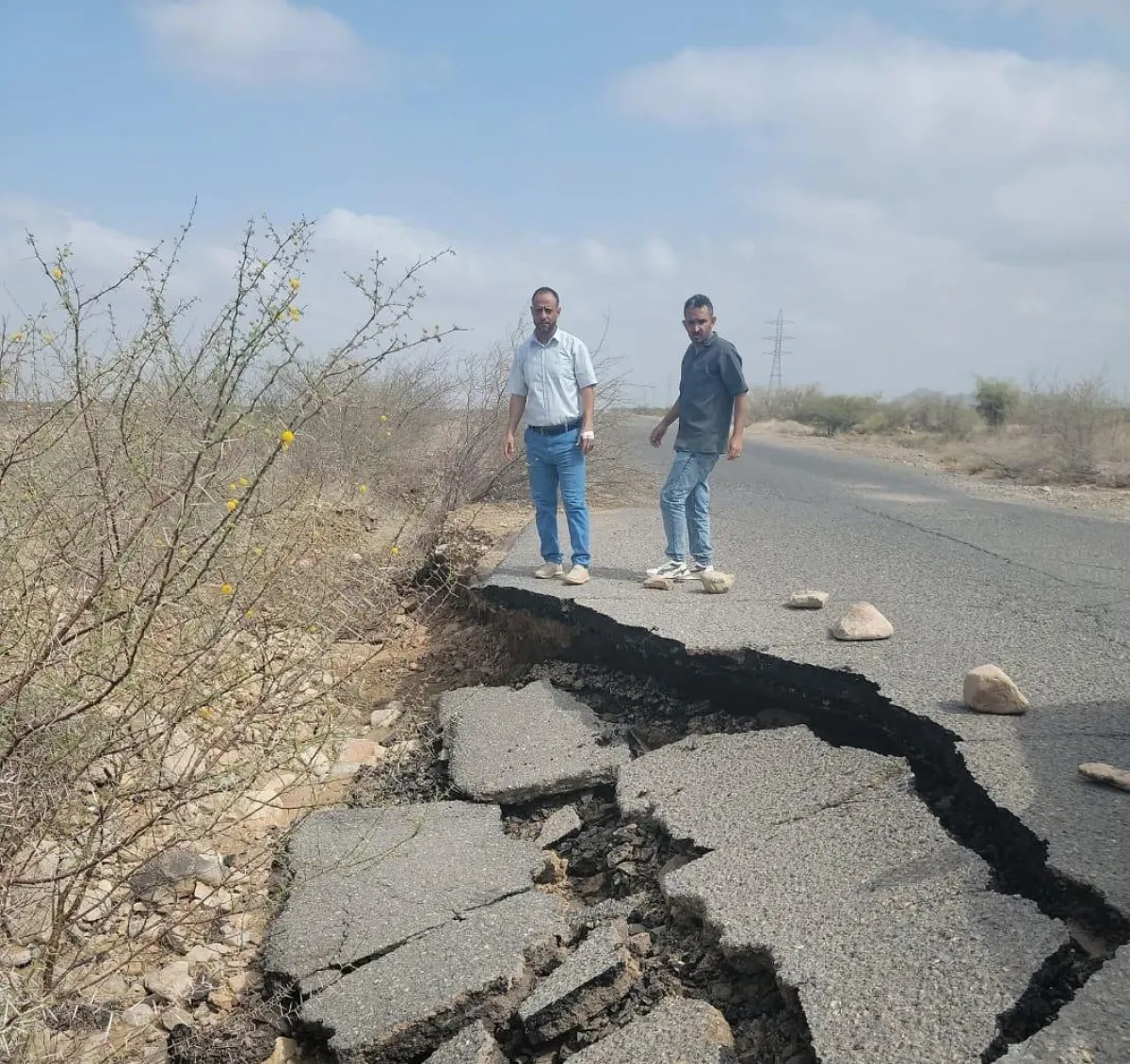 فريق حكومي يقيّم الأضرار التي لحقت بطرق الساحل الغربي جراء السيول
