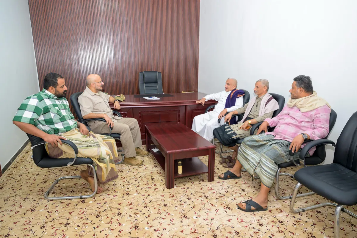 الفريق طارق صالح يلتقي الشيخ عبدالرحمن مكرم في المخا عقب إعلان انضمامه للشرعية