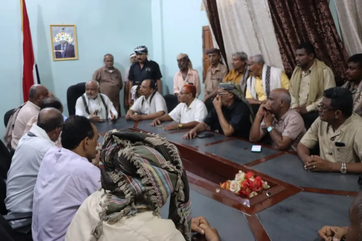 محافظ الحديدة يناقش الاستعدادات لتظاهرة المخا دعمًا للأشقاء وتنديدًا بالهجمات الإيرانية