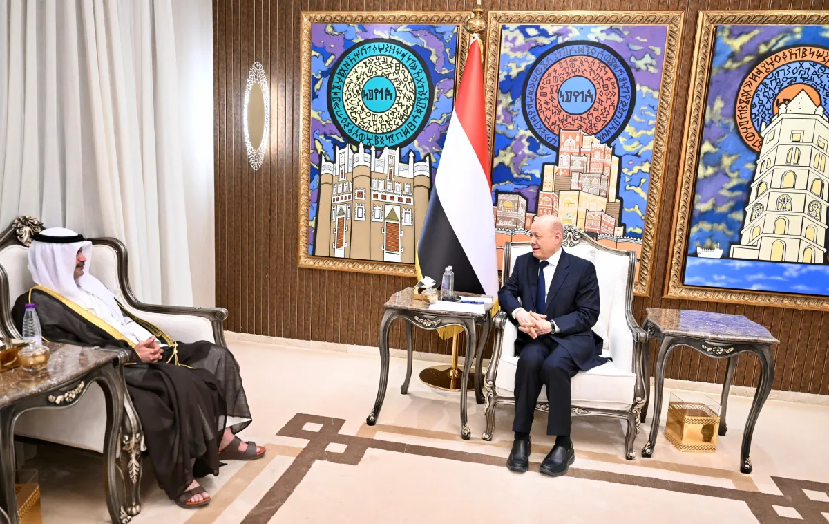 رئيس مجلس القيادة يشيد بمواقف الكويت المشرفة إلى جانب اليمن