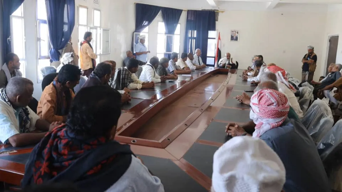 خلال لقائه قيادة محلية ووجهاء حيس.. محافظ الحديدة يؤكد وقوف أبناء المحافظة مع دول الخليج