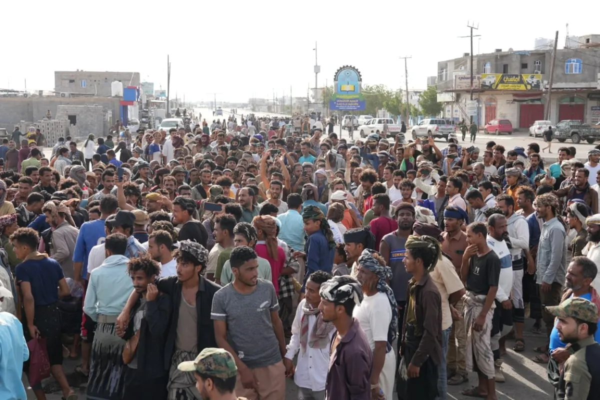 توافد واسع إلى المخا للمشاركة في التظاهرة المنددة بالاعتداءات الإيرانية على دول الخليج والأردن