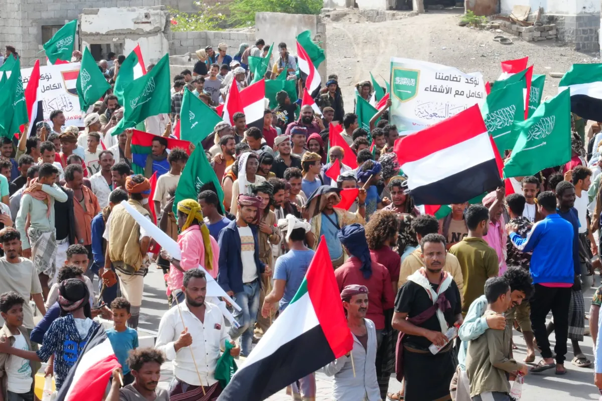 توافد واسع إلى المخا للمشاركة في التظاهرة المنددة بالاعتداءات الإيرانية على دول الخليج والأردن