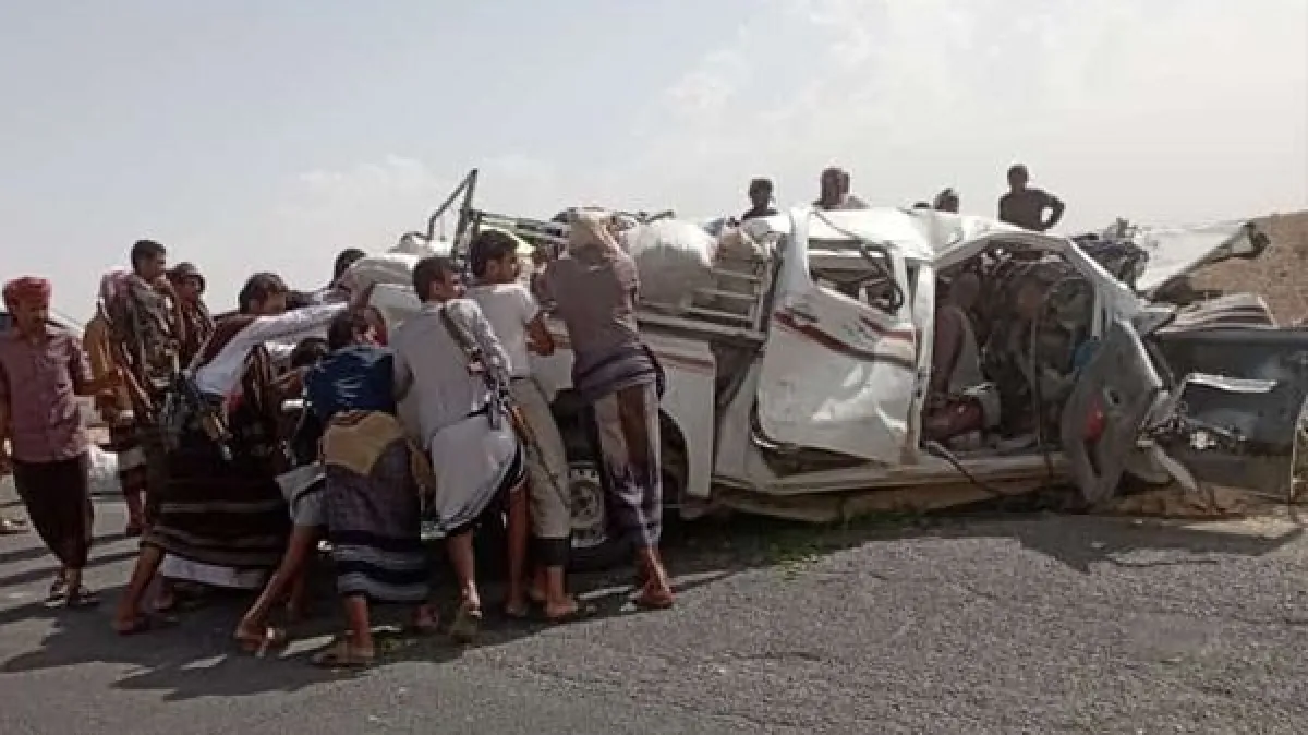 وفاة ثلاثة أشخاص وإصابة أربعة آخرين في حادثين مروريين بمحافظتي الحديدة والمهرة