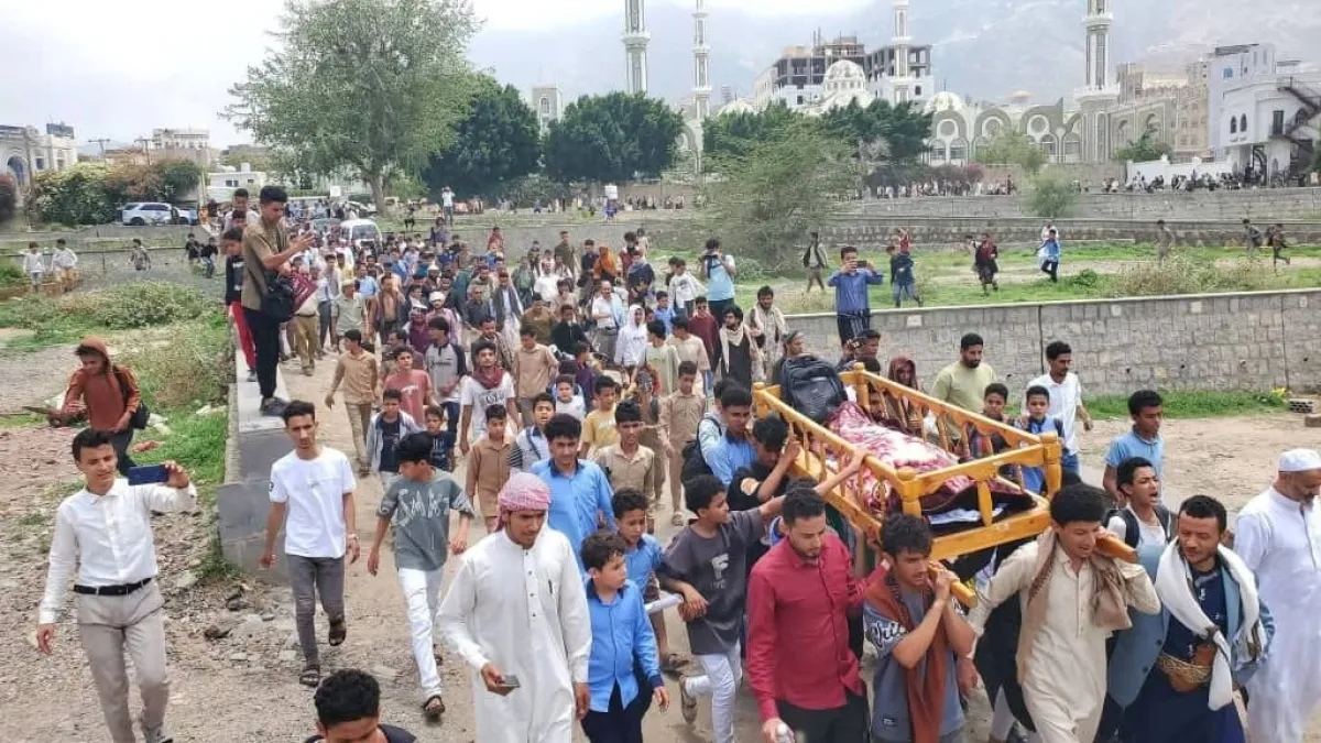 تشييع طفل في تعز استشهد برصاص قنّاص حوثي أثناء عودته من المدرسة