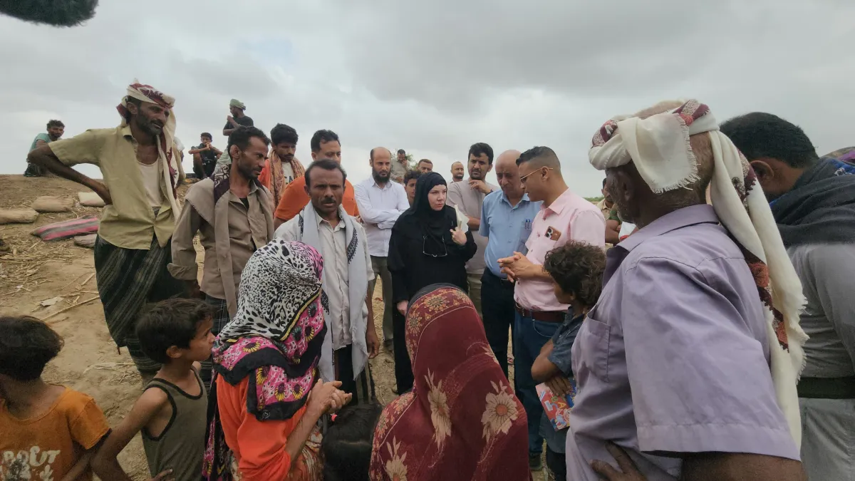وفد دولي يطلع على أضرار السيول في ريف المخا بمحافظة تعز