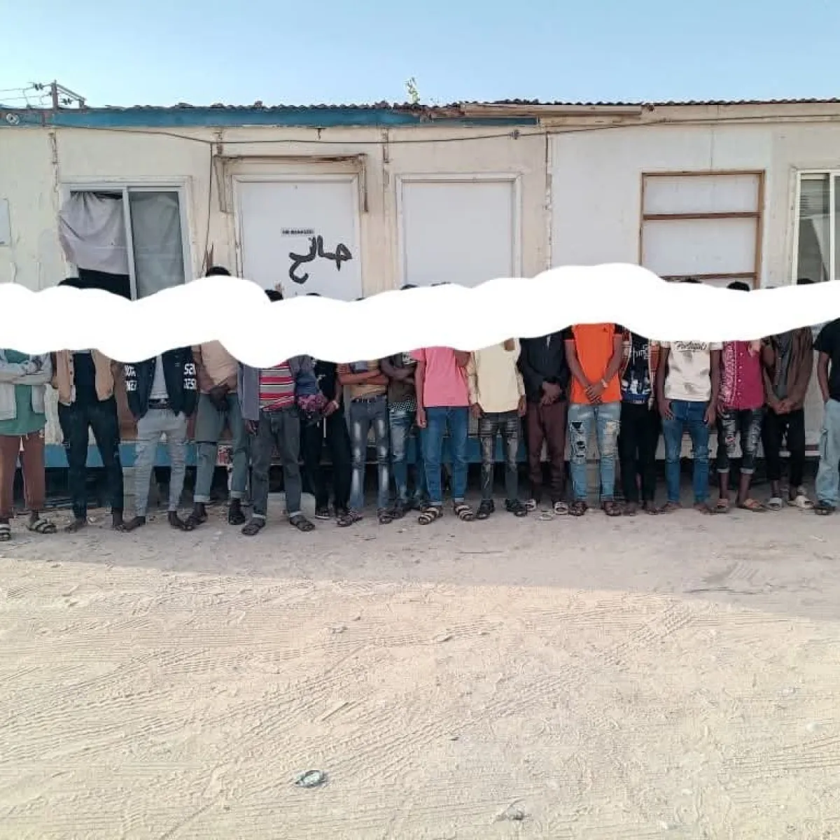 ضبط شبكة تمارس أنشطة غير مشروعة داخل منزل في شحن بالمهرة