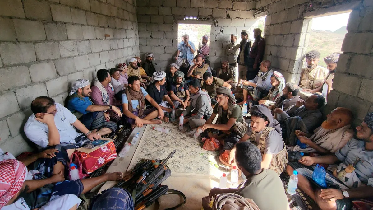 لجنة التحقيق في أحداث الوازعية تباشر مهامها بلقاء موسع مع المشايخ والأعيان.. وتحكيم لأسرة الشهيد الشاب