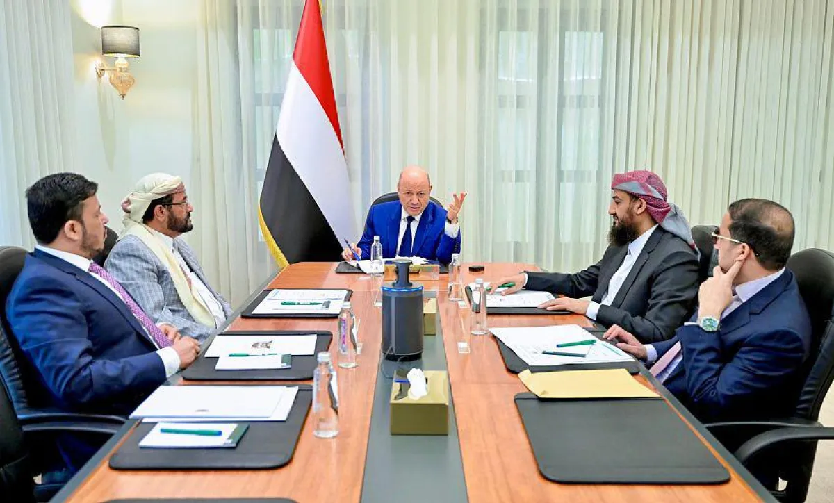 مجلس القيادة يناقش تداعيات التطورات الإقليمية ويقر إجراءات لدعم الاستقرار الاقتصادي