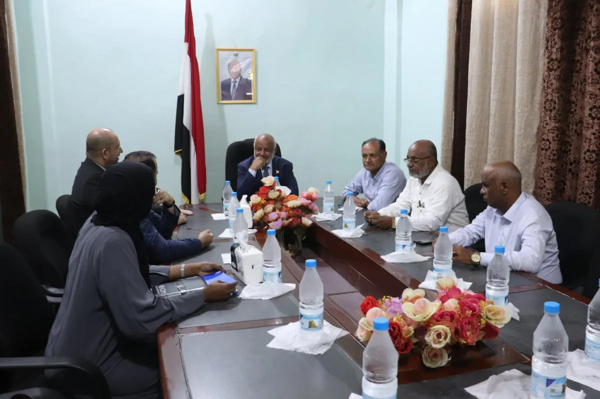 محافظ الحديدة يبحث مع وفد الهجرة الدولية تعزيز الاستجابة الإنسانية والاحتياجات الخدمية
