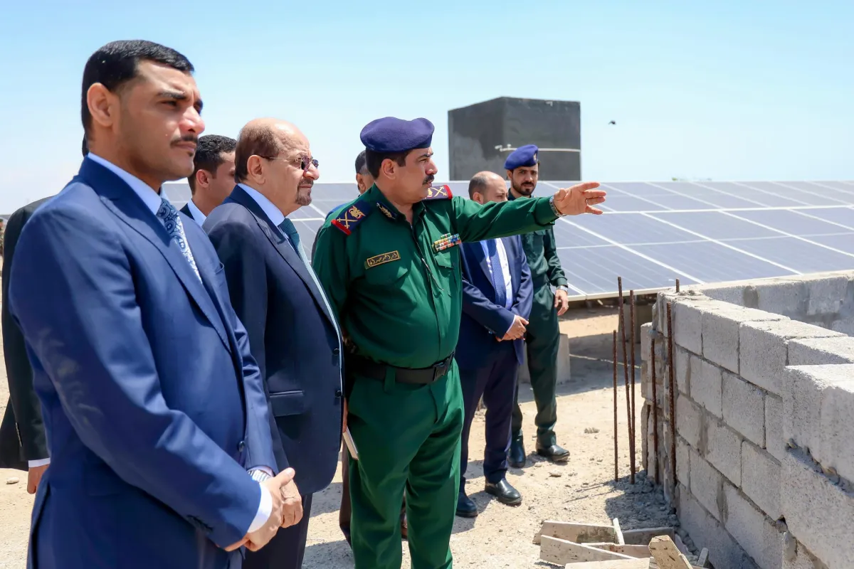 رئيس الحكومة يؤكد خلال تدشينه العمل بمبنى الوزارة بعدن أن الداخلية ركيزة أساسية للاستقرار المجتمعي والحكومي