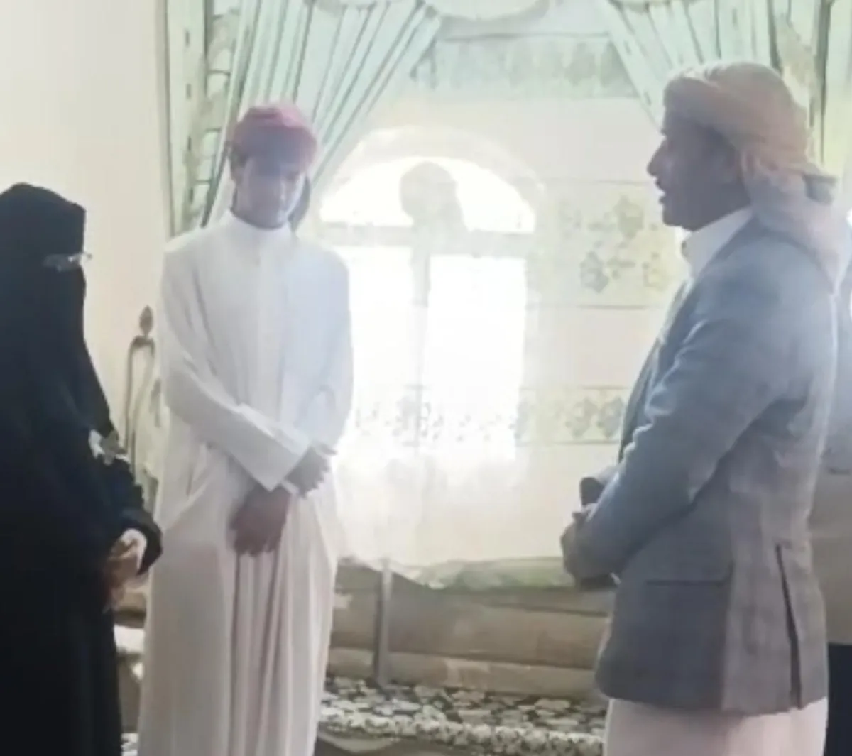 بتكليف من طارق صالح.. قيادات المكتب السياسي بتعز تعزي أسرة الطفل الشهيد إبراهيم جلال