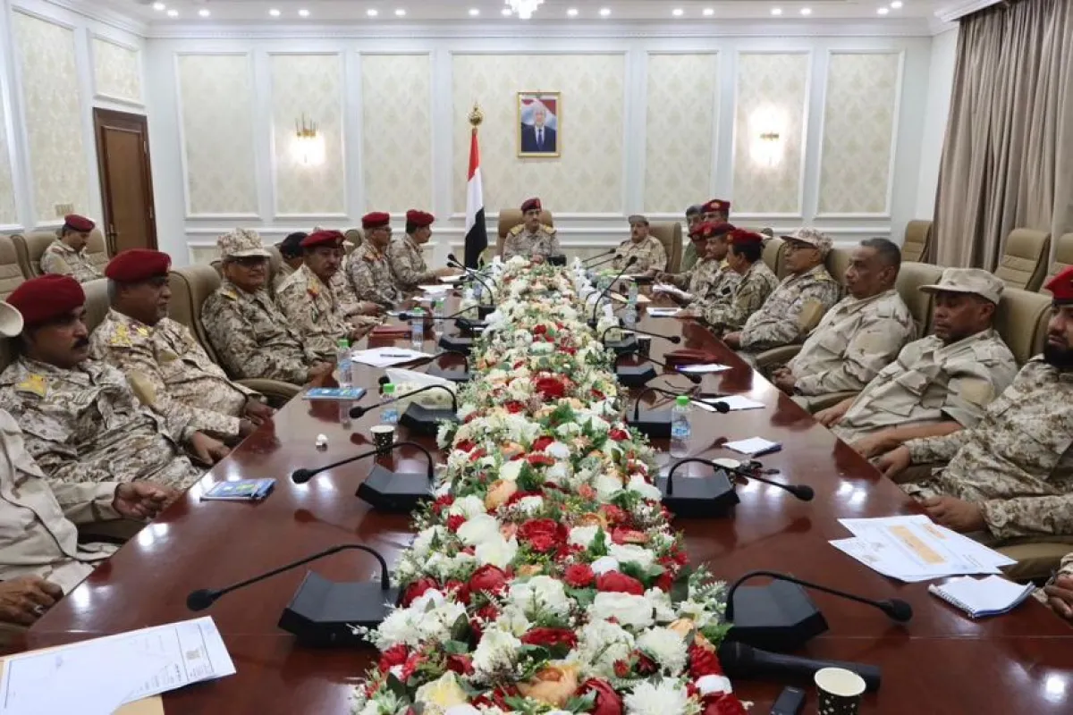 وزير الدفاع يؤكد ألا تراجع عن تحرير صنعاء ويشيد بالتنسيق العسكري بين مختلف التشكيلات