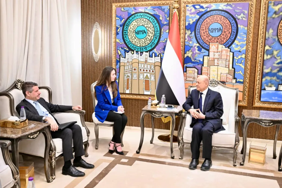 رئيس مجلس القيادة يحذر من استغلال النظام الإيراني الهدنة الراهنة لإعادة تموضع مليشياه واستخدامها ورقة ابتزاز