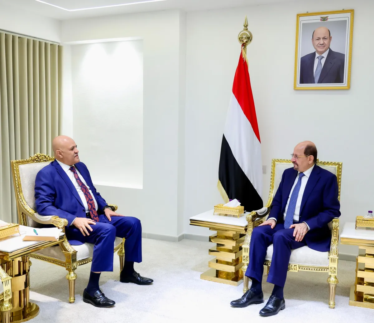 رئيس الوزراء ومحافظ تعز يبحثان أضرار السيول ويستعرضان حجم الخسائر