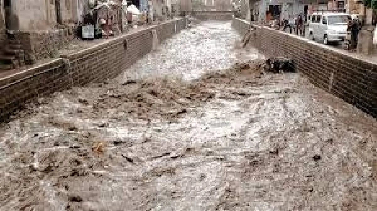 الدفاع المدني في تعز يجدد التحذير من مخاطر الأمطار والسيول ويدعو لرفع إجراءات السلامة