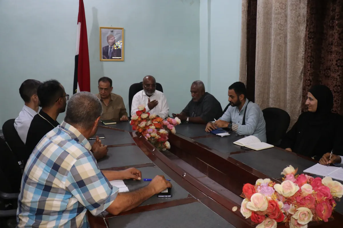 الحديدة.. عليان يناقش مع الصليب الأحمر ترميم مركز الإنزال السمكي بمنطقة القطابا في الخوخة