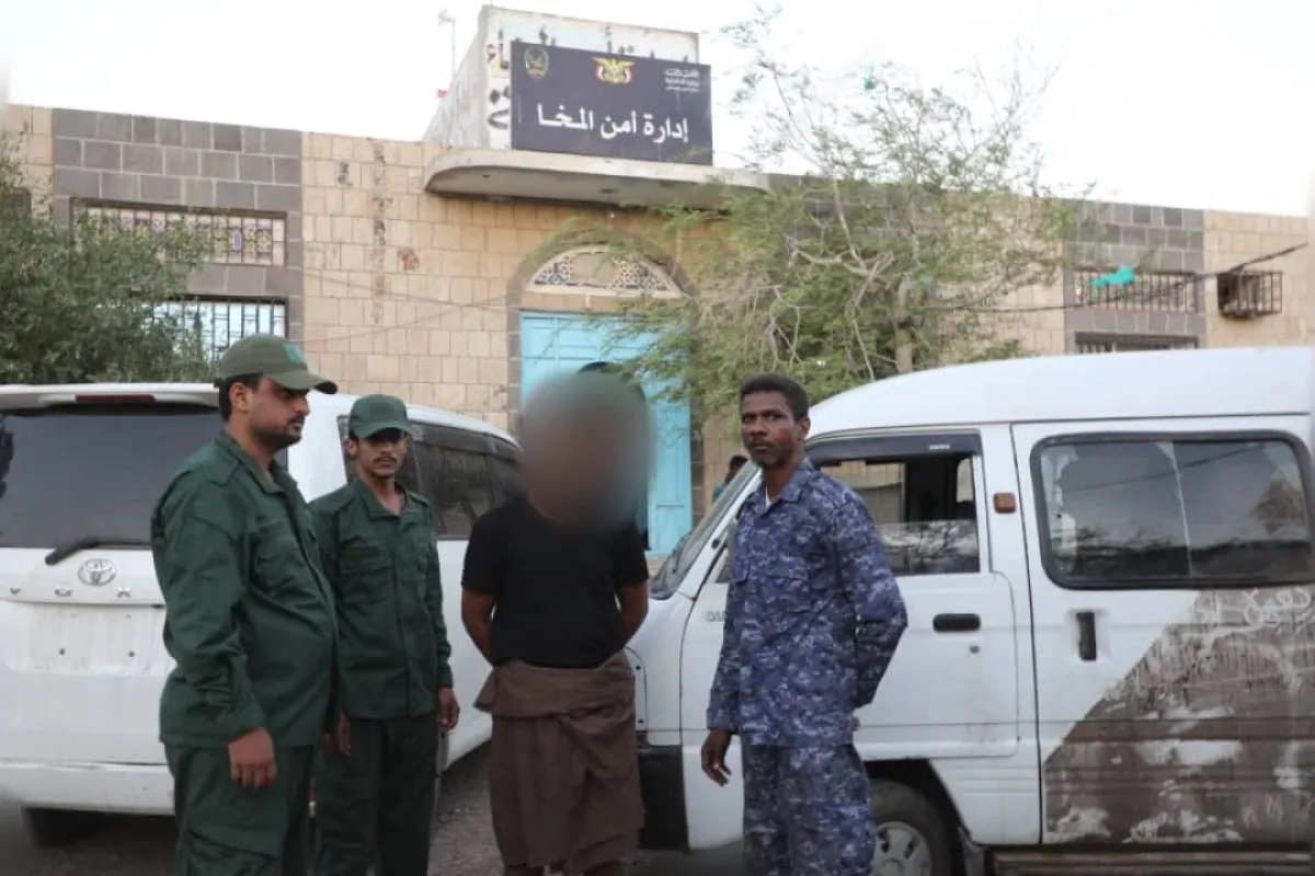أمن المخا يضبط باصًا مسروقًا ويسلّمه مع المتهم إلى شرطة عدن