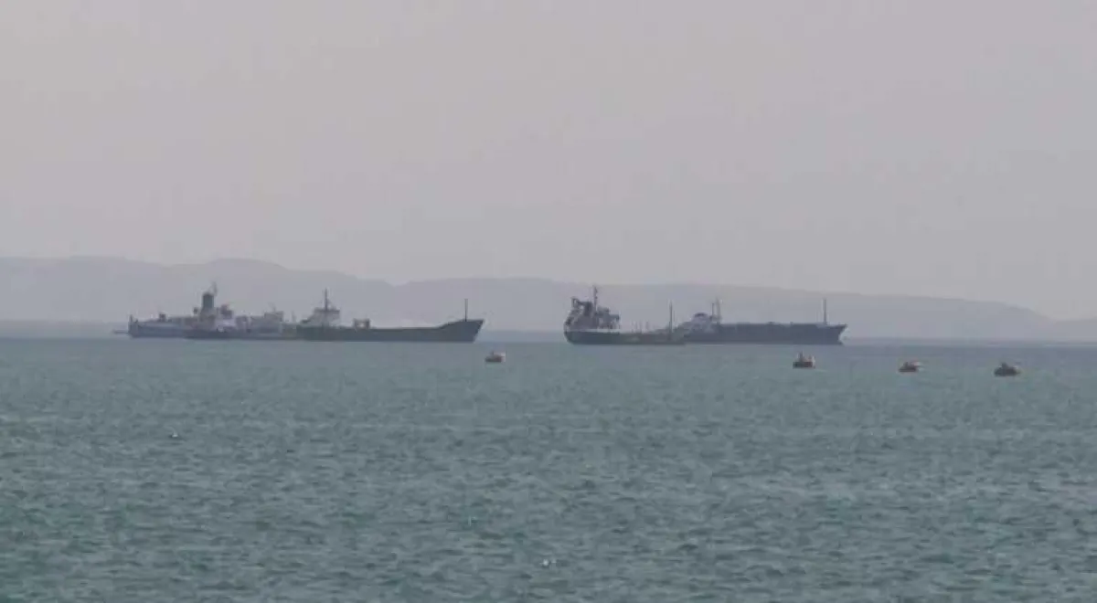 إيران تلوح بدفع الحوثيين لاستهداف الملاحة في البحر الأحمر