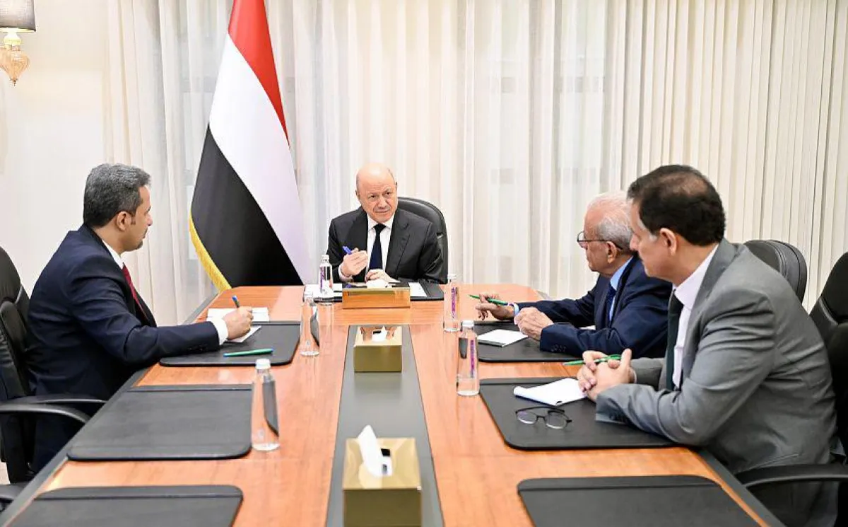 رئيس مجلس القيادة يؤكد خلال لقائه محافظ لحج أن معركة استعادة الدولة تبدأ من استقرار المحافظات المحررة