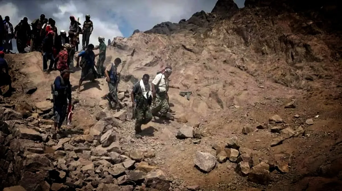 اقتتال داخلي بين قيادات حوثية بالحديدة يشعل حملة مداهمات واسعة في جبل راس