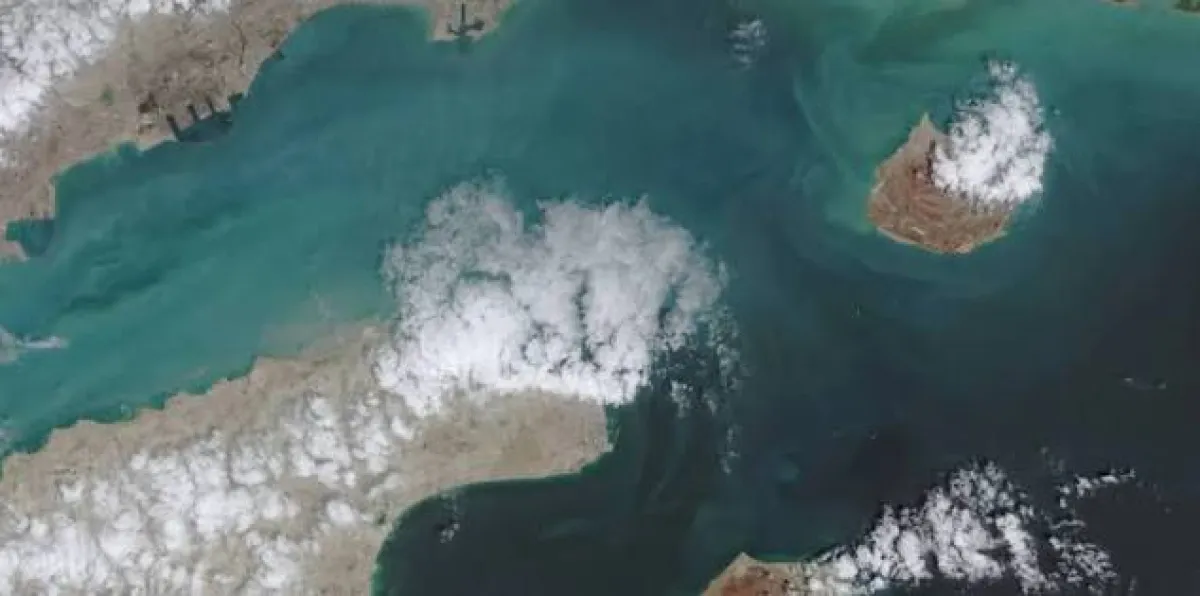 إيران تعلن إعادة إغلاق مضيق هرمز وتبرر الخطوة بخلافات مع واشنطن