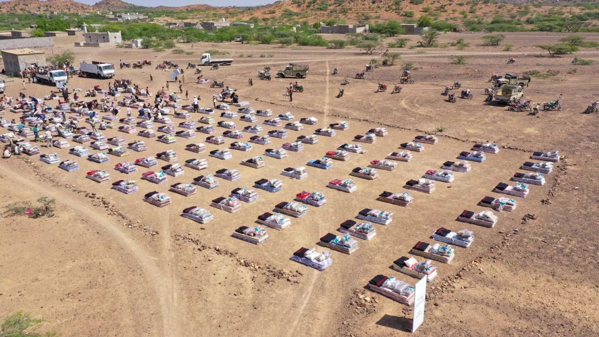 الخلية الإنسانية تقدم مساعدات إضافية للنازحين ومتضرري السيول في ريف المخا