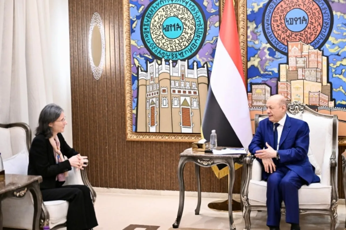 رئيس مجلس القيادة خلال لقائه سفيرة فرنسا: إيران تستثمر في الحوثيين لتحويل اليمن إلى منصة تهديد للملاحة الدولية