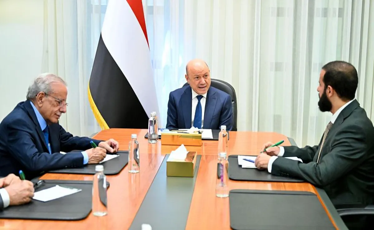 رئيس مجلس القيادة يؤكد خلال لقائه محافظ أبين أهمية تحسين الخدمات ورفع اليقظة العسكري والأمنية