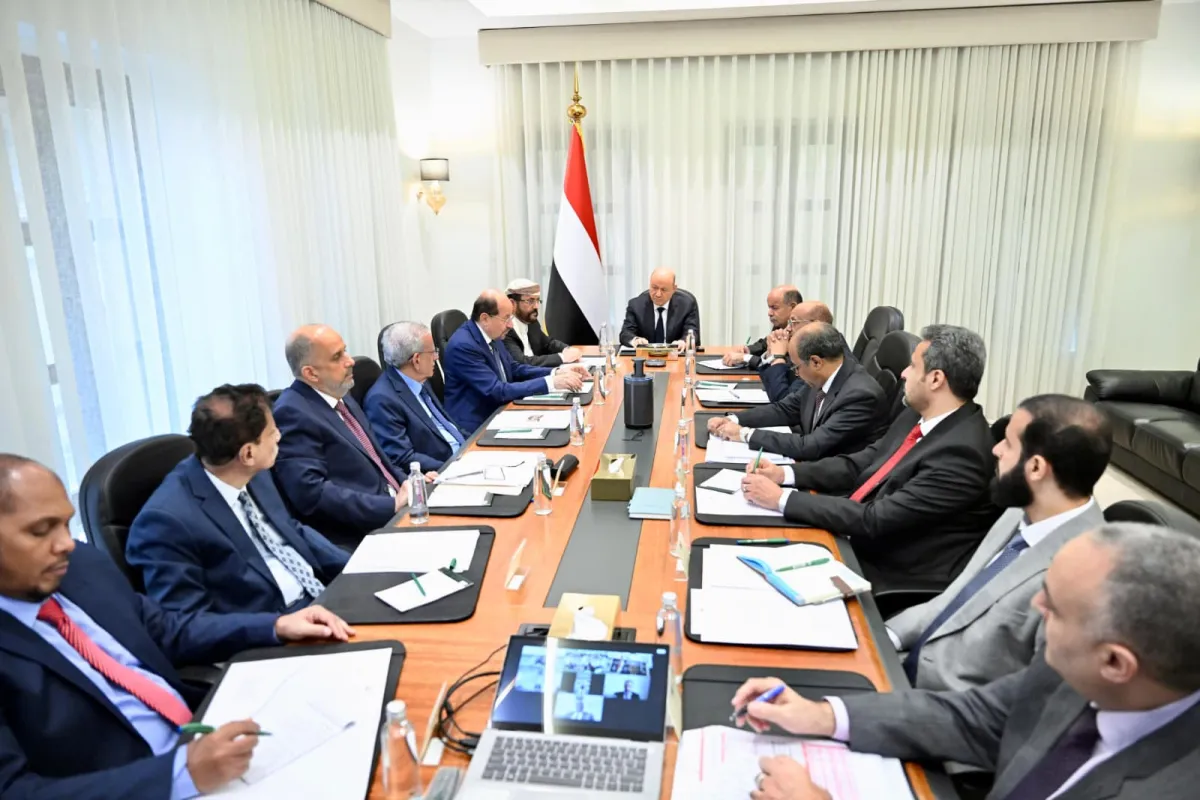 العليمي يوجّه بتوريد الإيرادات إلى الحساب العام وإغلاق الحسابات خارج البنك المركزي وتشديد الرقابة