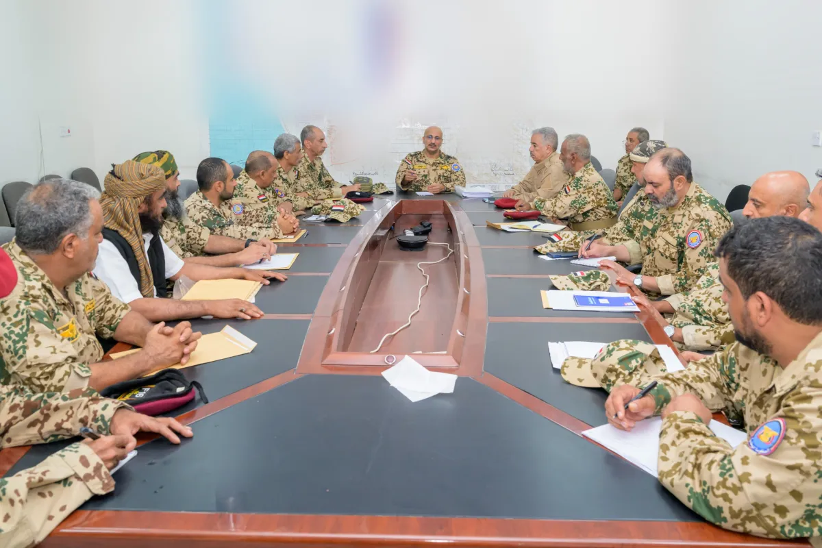 طارق صالح يترأس اجتماعًا لقيادات الفِرق بالمقاومة الوطنية ويؤكد على مسار الإصلاح الإداري والعسكري للقوات المسلحة